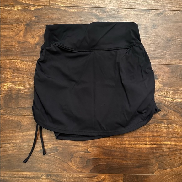 Black skort - ties on both sides to make it higher or lower - size small - Picture 2 of 3